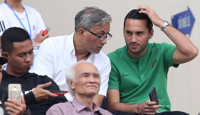 Ezra Walian berada di bangku penonton saat laga timnas U-23 Indonesia Vs Thailand.