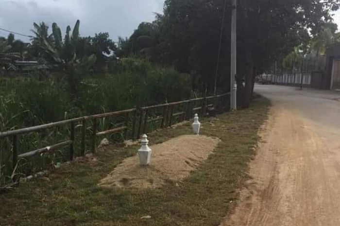 Kuburan replika yang dibuat di bekas tempat pembuangan sampah sembarangan.