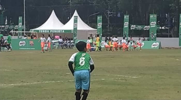 Aksi salah seorang peserta Milo Football Championship 2019 regional Jakarta di Lapangan Benteng, Sabtu (2/3/2019).