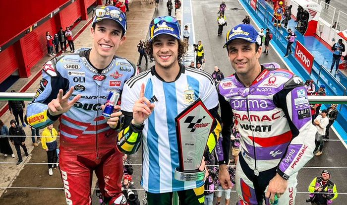 Dari kiri ke kanan, Alex Marquez (Gresini Racing), Marco Bezzecchi (Mooney VR46), Johann Zarco (Prima Pramac) di podium MotoGP Argentina.
