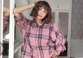 Sering Tampil dengan Pakaian Seksi, Dewi Perssik Manglingi Saat Tampil di Jakarta Fashion Week