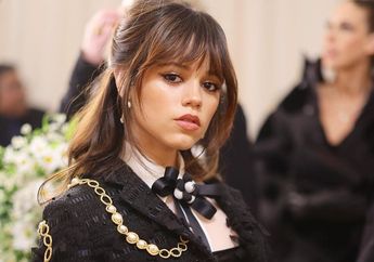 Penampilan Jenna Ortega di Met Gala 2023 Cosplay Jadi Wednesday!
