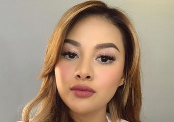 Jauh dari Kesan Seksi, Aurel Hermansyah Tampil Cantik dalam Balutan Piyama Model Kimono Saat Foto Endorse di Kamar