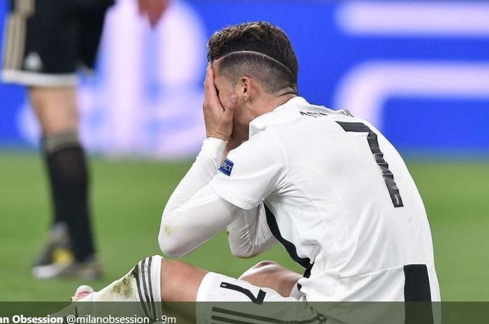 Cristiano Ronaldo tampak kecewa usai  Juventus disingkirkan Ajax Amsterdam  pada leg kedua perempat final Liga Champions