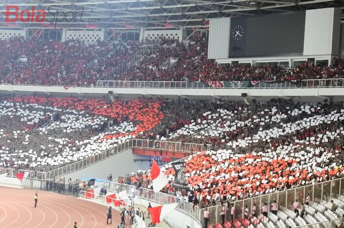Koreo tribune selatan Stadion Utama Gelora Bung Karno, Jakarta, pada laga timnas Indonesia vs Malaysia di ajang Kualifikasi Piala Dunia 2022, Kamis (5/9/2019).