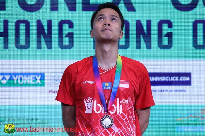 Anthony Sinisuka Ginting saat naik di podium runner-up tunggal putra Hong Kong Open 2019 yang dihelat di Hong Kong Coliseum, Hong Kong, Minggu (17/11/2019).