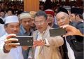 Dapat Gelar Istimewa dari Mendiang Gus Sholah, Hotman Paris yang Tampil Perlente Saat Berdesakan Angkat Keranda Jadi Sorotan: 'Merinding..'