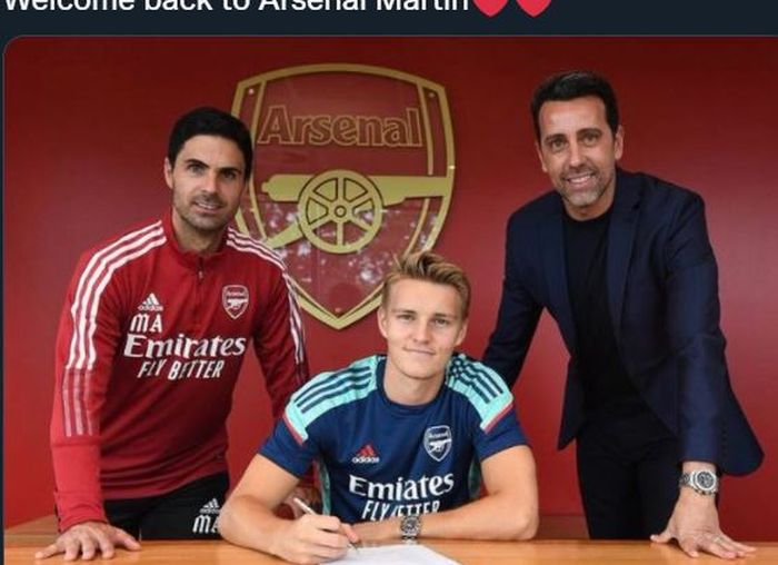 Mikel Arteta (kiri) dan Edu saat meresmikan transfer Martin Odegaard ke Arsenal di bursa transfer 2021.