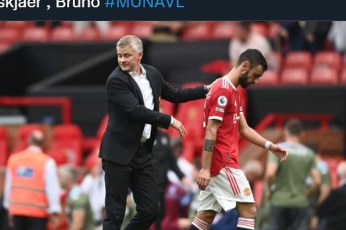 Ole Gunnar Solskjaer menghibur Bruno Fernandes selepas laga Manchester United vs Aston Villa berakhir di Old Trafford dalam lanjutan Liga Inggris, 25 September 2021.