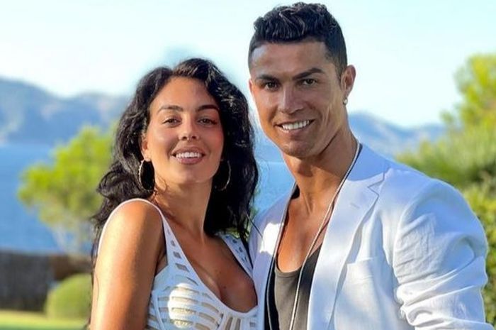 Kebetulan yang ajaib terjadi di tanah Arab Saudi yang diciptakan oleh pasangan Cristiano Ronaldo dan Georgina Rodriguez, mereka mengukir sejarah baru.