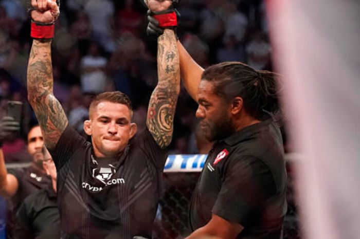 Petarung kelas ringan UFC, Dustin Poirier, usai dinyatakan menang atas Conor McGregor di T-Mobile Arena, Las Vegas, Amerika Serikat, Minggu (11/7/2021).