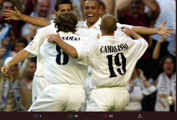 Para pemain Real Madrid merayakan gol Ronaldo ke gawang Alaves dalam lanjutan LaLiga musim 2002-2003.