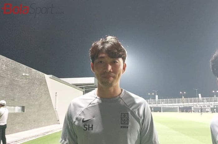 Pelatih timnas U-17 Korea Selatan Byun Sung-hwan saat memberi keterangan kepada awak media di Lapangan A Jakarta International Stadium (JIS), Jakarta Utara, Sabtu (11/11/2023).