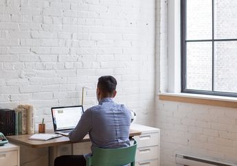 Ini Dia Tips Agar Terlihat Profesional Saat Meeting Melalui Video Call, Pas Buat Kamu yang Work From Home!