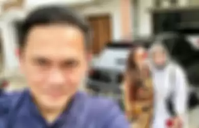 Farhat Abbas dan Nia Daniaty berfoto di depan rumah dan mobil baru