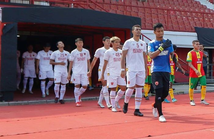 Para pemain PSM Makassar dan Lalenok United memasuki lapangan di Stadion Kapten I Wayan Dipta, Gianyar, untuk berlaga di leg pertama play-off Piala AFC 2020, Selasa (22/1/2020).