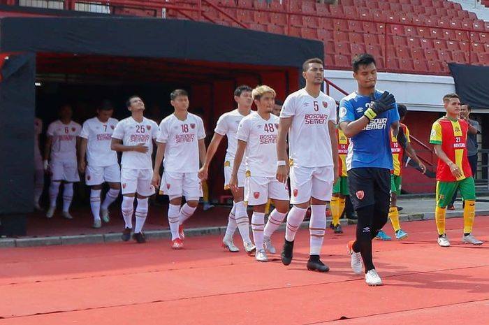 Para pemain PSM Makassar dan Lalenok United memasuki lapangan di Stadion Kapten I Wayan Dipta, Gianyar, untuk berlaga di leg pertama play-off Piala AFC 2020, Selasa (22/1/2020).