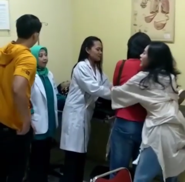 Irfan Sbaztian Dampingi Ely Sugigi di Rumah Sakit