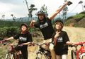 Foto Betrand Peto dan Dua Host MTMA Dianggap Misterius, Tangan Pucat Jadi Pertanyaan Netizen: "Kaya Tangan Nenek-nenek"