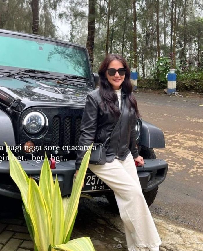 Gaya Ernie Meike Torondek Istri Pejabat Pajak Rafael Tri Sambodo pakai tas Hermes saat mejeng di depan Rubicon