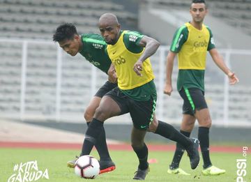 Greg Nwokolo diadang Fachruddin Aryanto dalam latihan perdana timnas Indonesia di bawah asuhan Simon McMenemy di Stadion Madya, Jakarta, Kamis (7/3/2019).