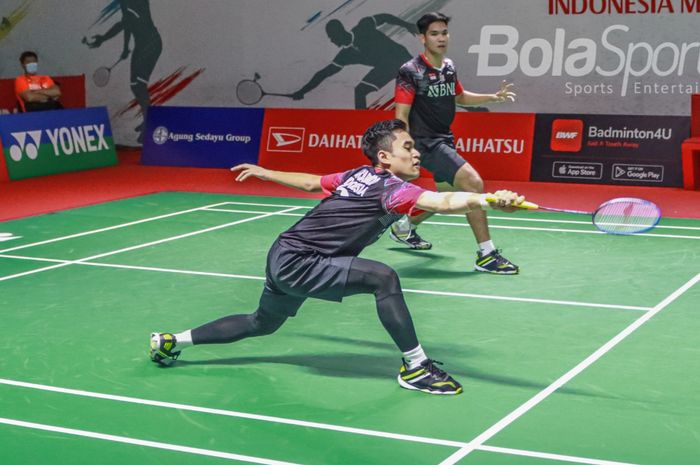 Atlet bulutangkis ganda putra Indonesia, Leo Rolly Cornando dan Daniel Marthin , sedang bertanding di Istora Senayan, Jakarta, 9 Juni 2022.