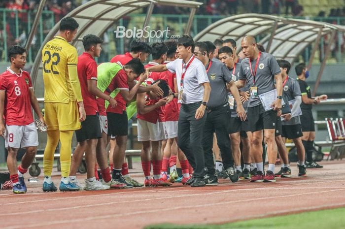 Pelatih timnas U-19 Indonesia, Shin Tae-yong (kemeja putih), yang ditemani para asistennya nampak bersalaman dengan pemain-pemainnya di Stadion Patriot Candrabhaga, Bekasi, Jawa Barat, 8 Juli 2022.