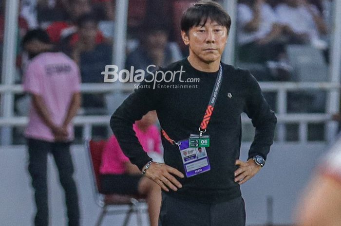 Pelatih timnas Indonesia, Shin Tae-yong, sedang memantau para pemainnya bertanding dalam laga leg pertama semifinal Piala AFF 2022 di Stadion Gelora Bung Karno, Senayan, Jakarta, 6 Januari 2023.