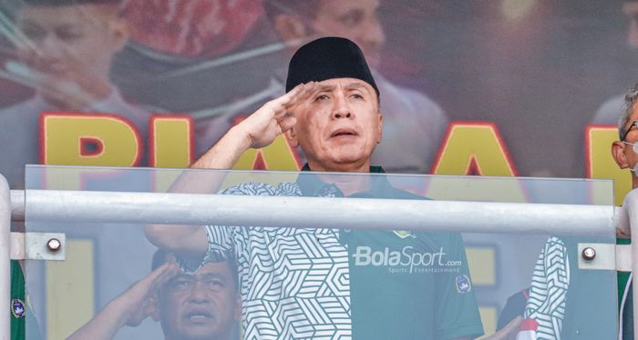 Ketua Umum PSSI, Mochamad Iriawan, tampak sedang berhormat saat Lagu Indonesia Raya berkumandang jelang pertandingan final Liga Santri 2022 di Stadion Madya, Senayan, Jakarta, 22 Oktober 2022.