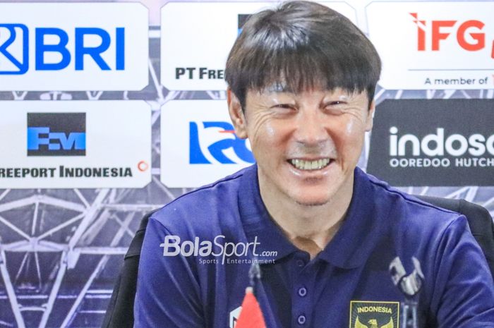 Pelatih timnas Indonesia, Shin Tae-yong, sempat memberikan senyuman saat hadir dalam sesi jumpa pers di Media Center Stadion Utama Gelora Bung Karno, Senayan, Jakarta, Minggu (18/6/2023).