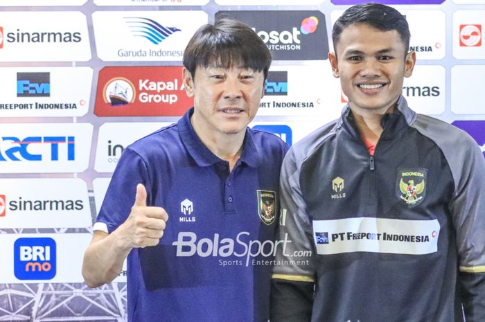 Pelatih timnas Indonesia, Shin Tae-yong (kiri) dan pemainnya bernama Dimas Drajad (kanan) sedang berfoto bersama di Media Center Stadion Utama Gelora Bung Karno, Senayan, Jakarta, Minggu (18/6/2023).