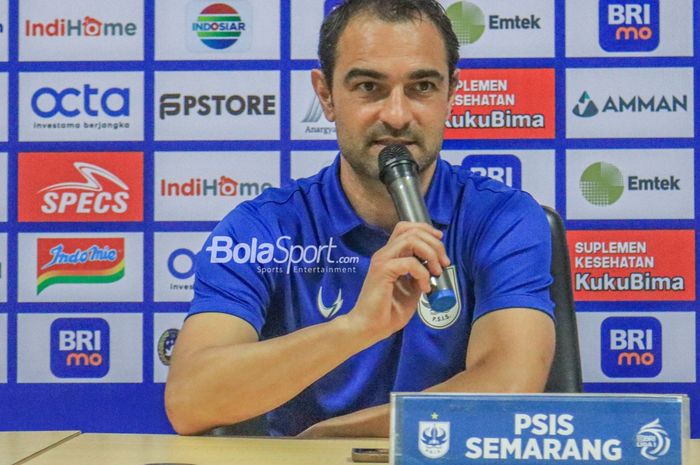 Pelatih PSIS Semarang, Gilbert Agius, saat memberikan keterangan kepada awak media dalam sesi jumpa pers jelang laga pekan ke-31 Liga 1 2022 di Stadion Wibawa Mukti, Cikarang, Jawa Barat, Rabu (15/3/2023),