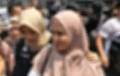 Tampil dengan Dandanan Lengkap dan Dibalut Hijab, Rey Utami Tiba di Kejaksaan Sambil Melempar Senyuman