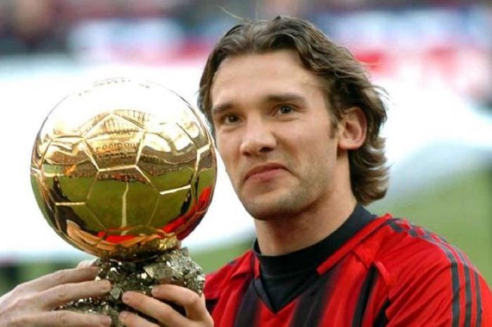 Pemain legendaris AC Milan, Andriy Shevchenko, memamerkan penghargaan Ballon d'Or 2004.