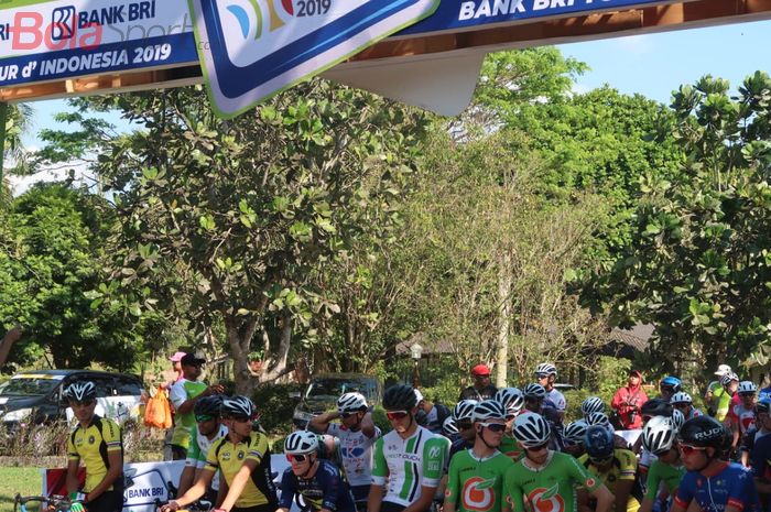 Momen sesaat sebelum start etape pertama Tour d'Indonesia 2019 digelar di Candi Borobudur, Magelang, Jawa Tengah, Senin (19/8/2019)