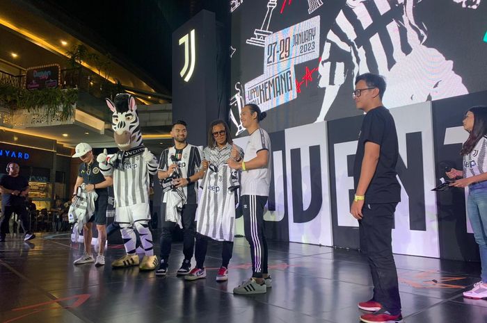 Edgar Davids menyerahkan seragam cendera mata ke perwakilan suporter Juventus di Juventus Village, Jakarta, Minggu (29/1/2023)