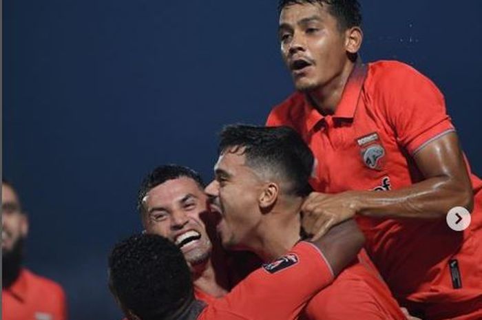 Para pemain Borneo FC sedang melakukan perayaan gol yang tercipta oleh Matheus Pato, Stefano Lilipaly terlihat menghampiri.