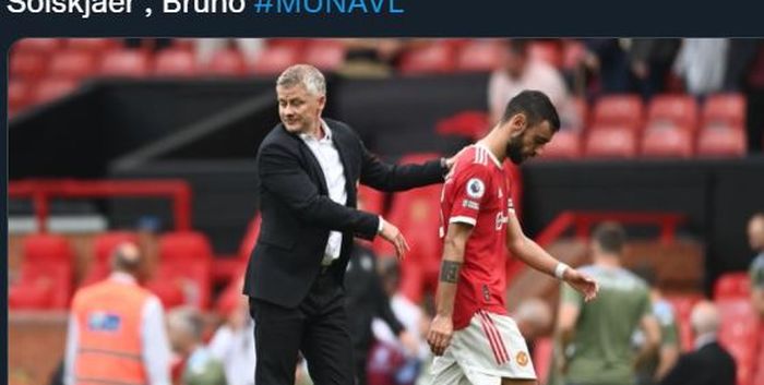 Ole Gunnar Solskjaer menghibur Bruno Fernandes selepas laga Manchester United vs Aston Villa berakhir di Old Trafford dalam lanjutan Liga Inggris, 25 September 2021.