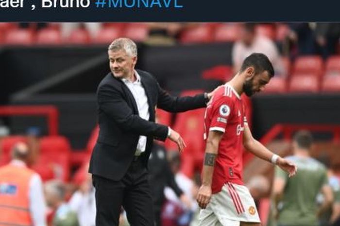 Ole Gunnar Solskjaer menghibur Bruno Fernandes selepas laga Manchester United vs Aston Villa berakhir di Old Trafford dalam lanjutan Liga Inggris, 25 September 2021.