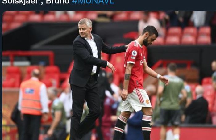 Ole Gunnar Solskjaer menghibur Bruno Fernandes selepas laga Manchester United vs Aston Villa berakhir di Old Trafford dalam lanjutan Liga Inggris, 25 September 2021.