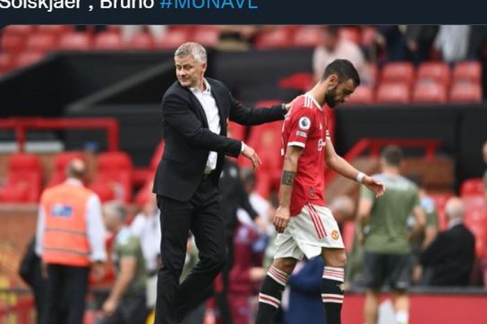 Ole Gunnar Solskjaer menghibur Bruno Fernandes selepas laga Manchester United vs Aston Villa berakhir di Old Trafford dalam lanjutan Liga Inggris, 25 September 2021.