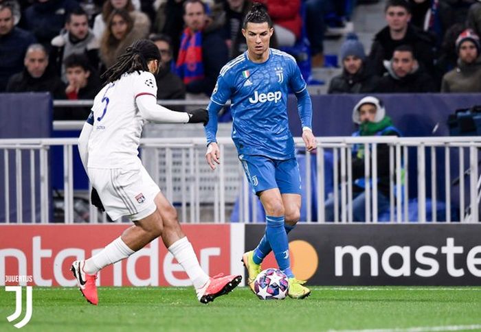 Megabintang Juventus, Cristiano Ronaldo (kanan), beraksi dalam laga leg pertama babak 16 besar Liga Champions kontra Olympique Lyon di OL Stadium, Rabu (26/2/2020).