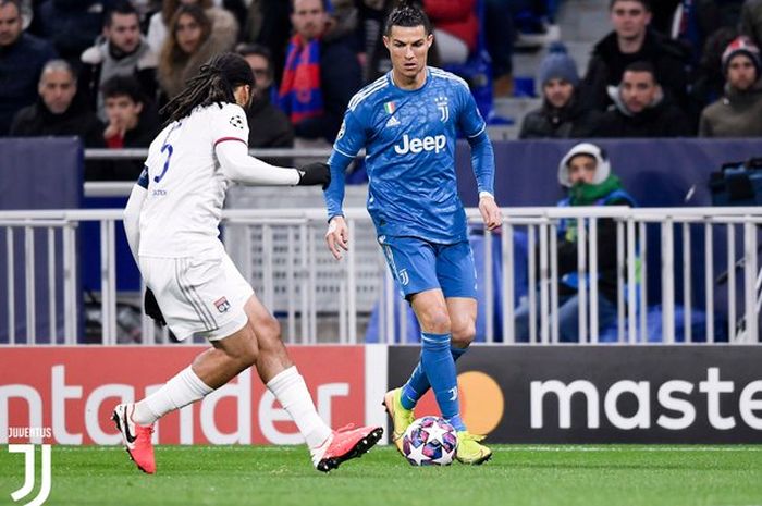 Megabintang Juventus, Cristiano Ronaldo (kanan), beraksi dalam laga leg pertama babak 16 besar Liga Champions kontra Olympique Lyon di OL Stadium, Rabu (26/2/2020).