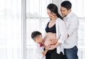 Kakak Lelaki yang Sayang 'Adik' di dalam Kandungan Moms ditandai Sebagai Ciri-ciri Hamil Anak Perempuan, Mitos atau Fakta?