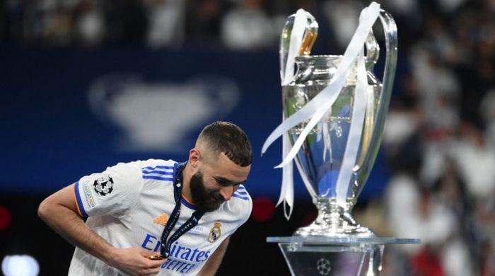 Karim Benzema merayakan kesuksesan Real Madrid menjuarai Liga Champions 2021-2022.