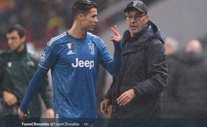 Megabintang Juventus, Cristiano Ronaldo, berbicara dengan pelatih Maurizio Sarri seusai diganti dalam suatu pertandingan.