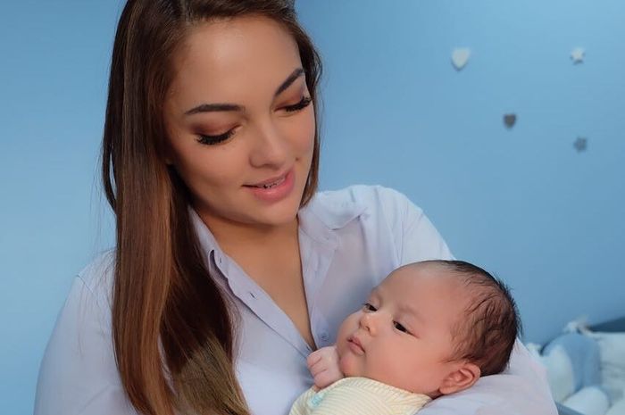 10 Merk Kosmetik Yang Aman Untuk Ibu Menyusui Hamil