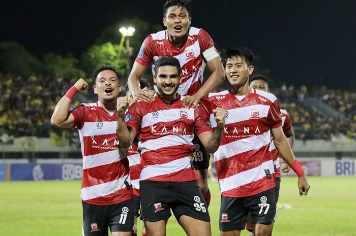 Melawan PSIS Semarang di pekan keenam, Madura United berpeluang menggeser posisi Persija di puncak klasemen Liga 1.