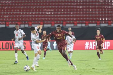 Duel pemain PSM Makassar dan Hai Phong FC pada matchday kelima Piala AFC 2023/2024.