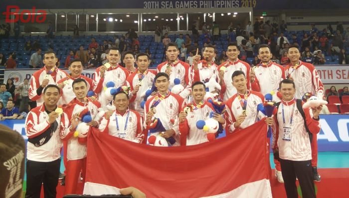 Tim voli putra Indonesia pada podium pertama SEA Games 2019 di Philsports Arena, Manila, Selasa (10/12/2019).
